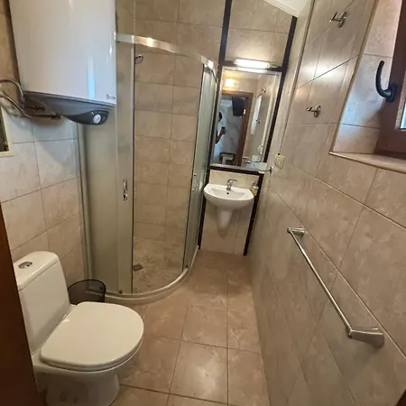 Apartament за гости в - 2 , може да ми пишете или звъните на телефона от снимката на терасата