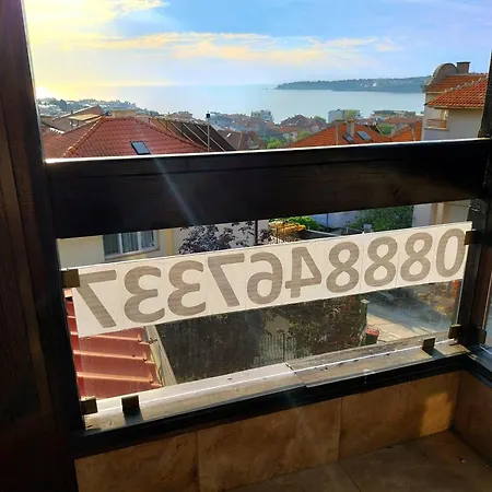 за гости в - 2 , може да ми пишете или звъните на телефона от снимката на терасата Apartament Sozopol