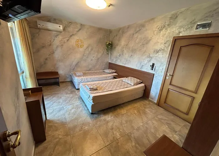 за гости в - 2 , може да ми пишете или звъните на телефона от снимката на терасата Apartament Sozopol